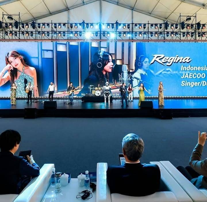 Regina Phoenix terima penghargaan dari perusahaan otomotif China