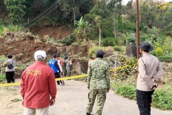 Cuaca Cerah, Tebing 30 Meter di Magetan Mendadak Longsor