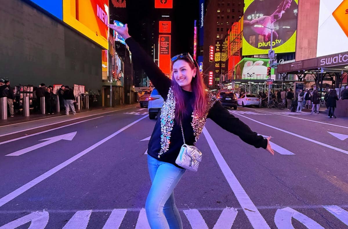 Keseruan Akriti Kakar Liburan di New York, Main ke Times Square