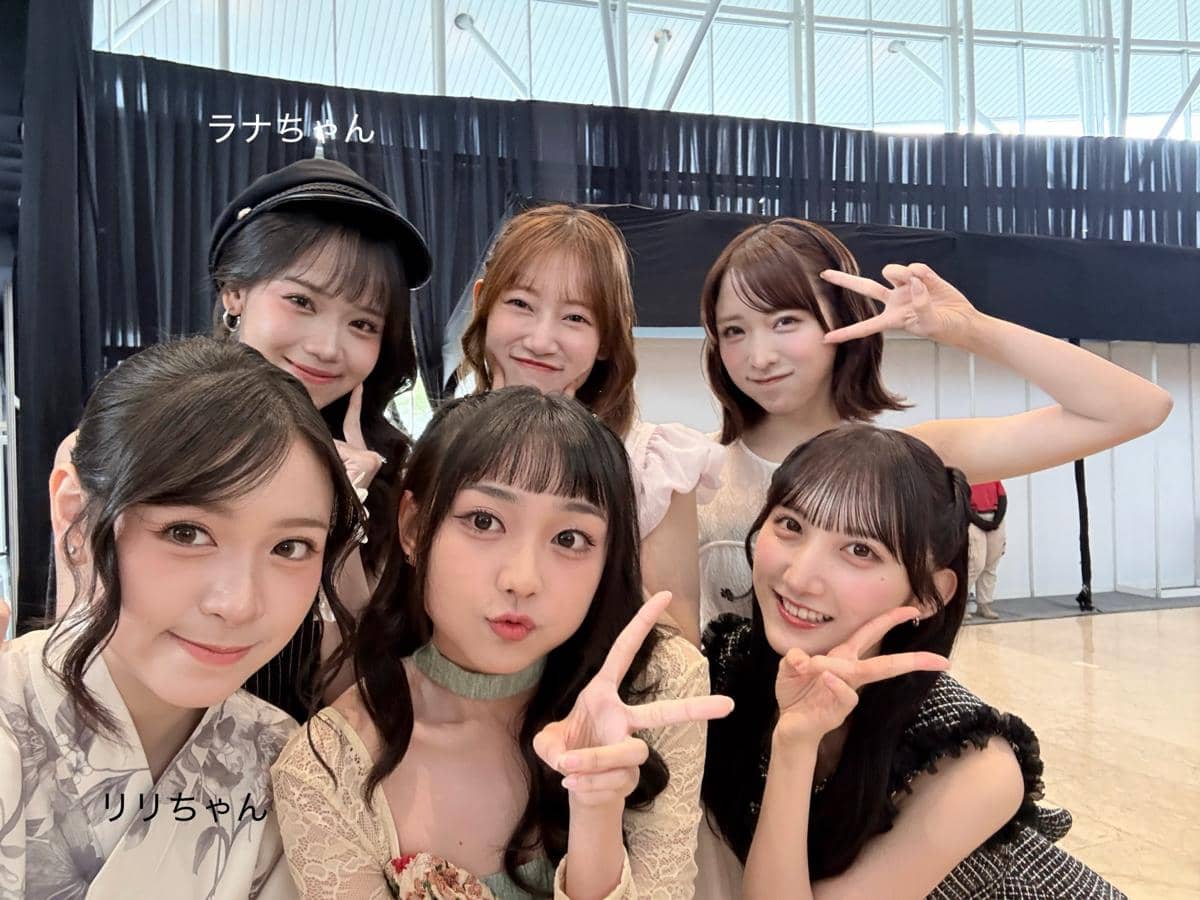 Para member JKT48 dan AKB48 berpose bersama dalam Meet and Greet Festival “Ayo Senyumlah” dengan suasana penuh keakraban.