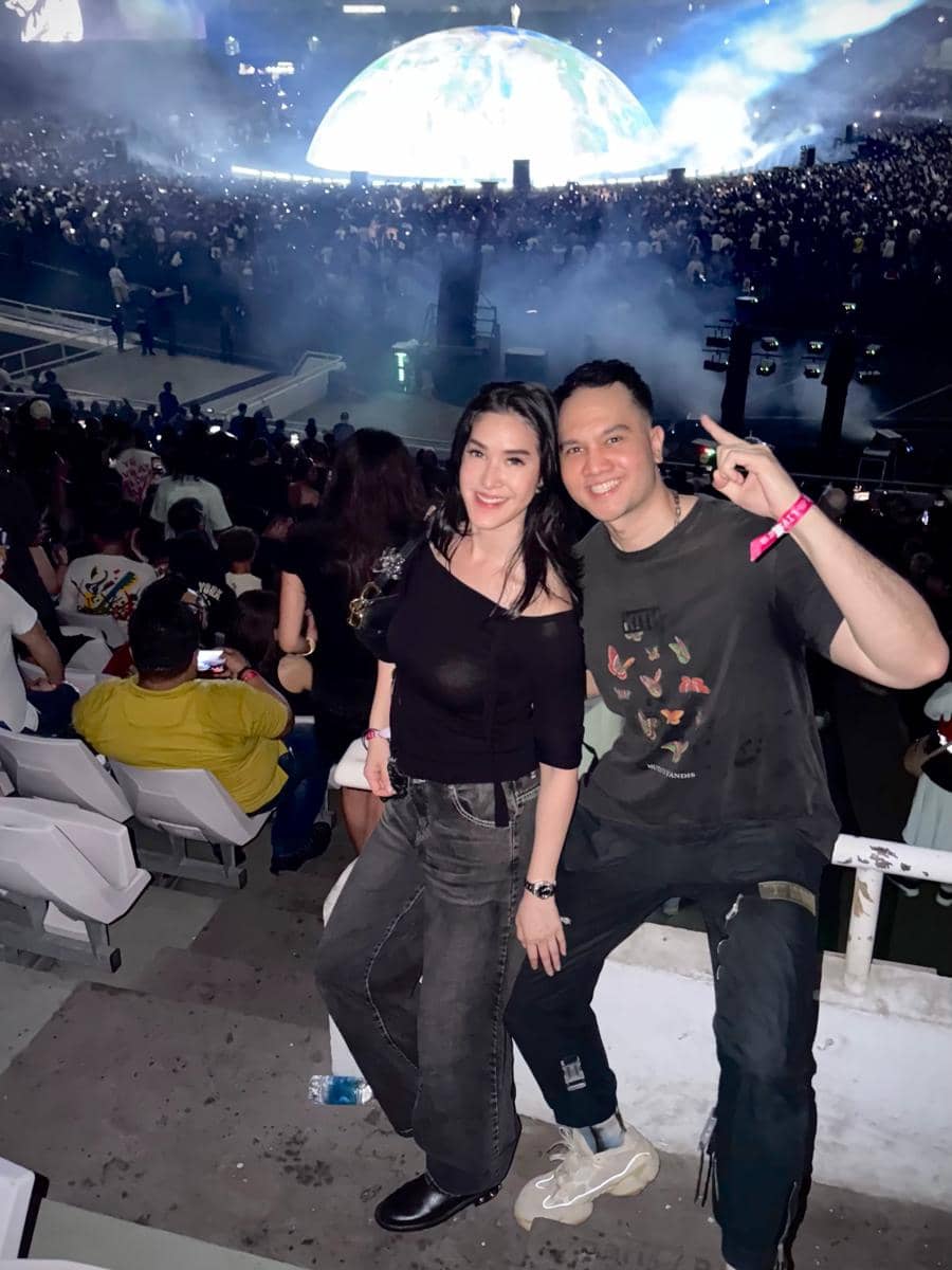Elma Agustin dan suami berpose bersama saat menghadiri konser Ye di Jakarta, membagikan momen menonton pertunjukan.