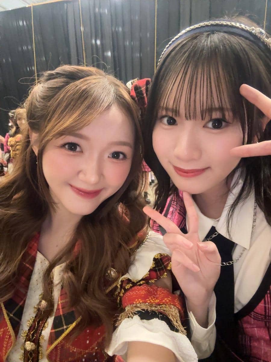 Member JKT48 dan AKB48 berkumpul dalam suasana kebersamaan di acara Meet and Greet Festival Ayo Senyumlah.