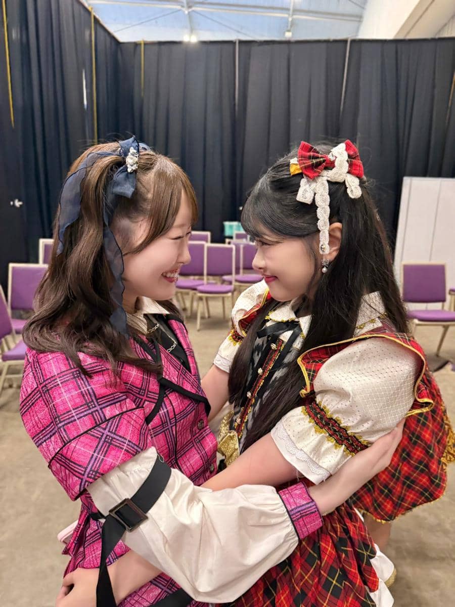 Kebersamaan para member JKT48 dan AKB48 dalam suasana hangat di Meet and Greet Festival “Ayo Senyumlah”.