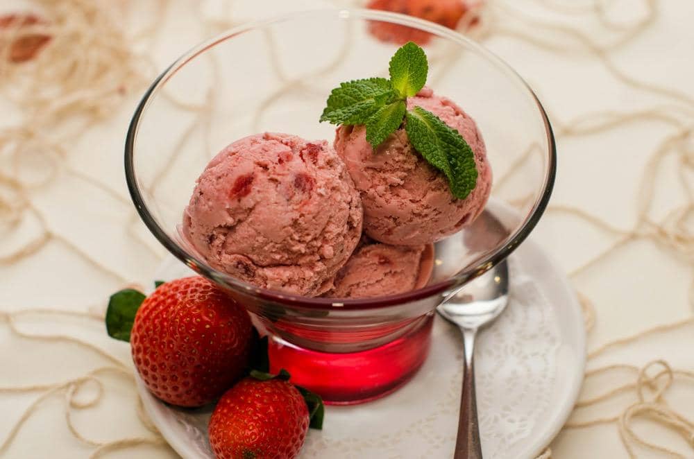 ilustrasi ice cream strawberry homemade