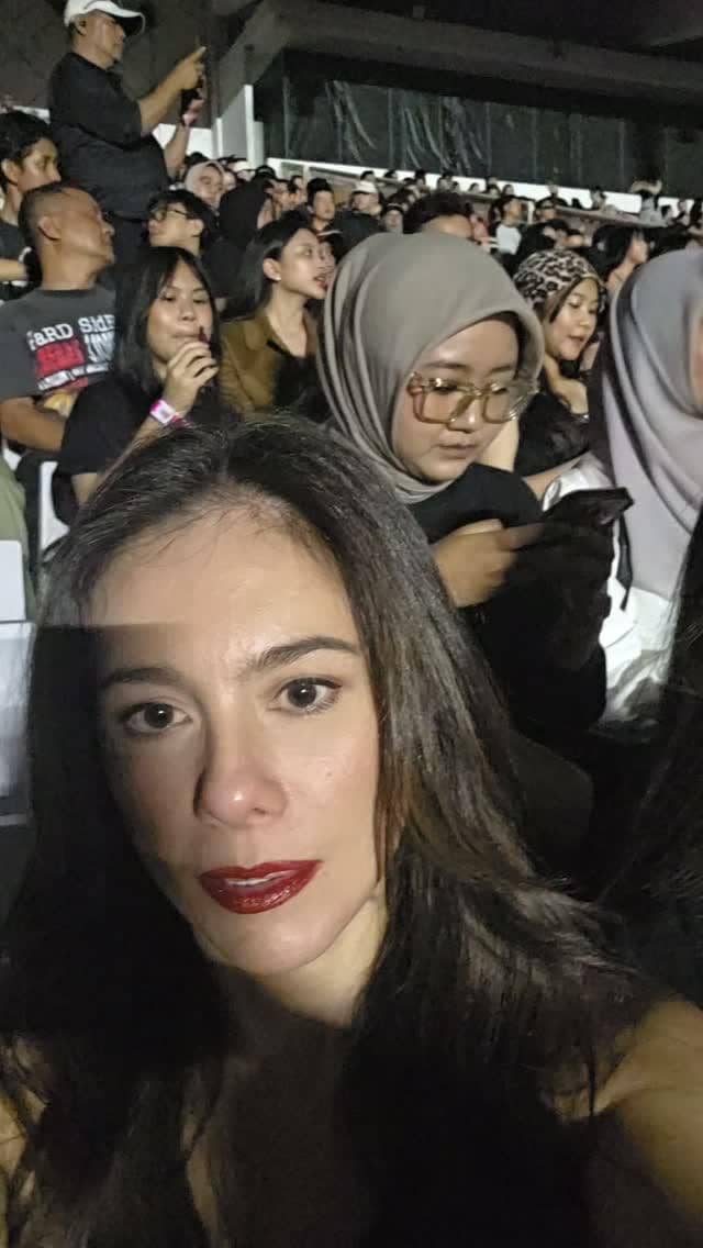 Wulan Guritno bersama anaknya menghadiri konser Ye di Jakarta, menikmati momen kebersamaan di tengah suasana acara musik.