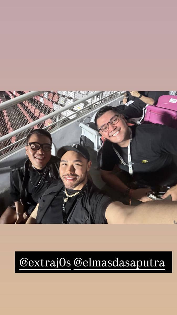 Ivan Gunawan berpose bersama beberapa kawan di area konser Ye di Jakarta, mengenakan busana kasual bernuansa gelap.