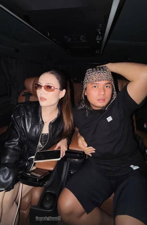 Keanu AGL dan Sarah Gibson hadir bersama menyaksikan konser Ye di Jakarta dalam unggahan Instagram.