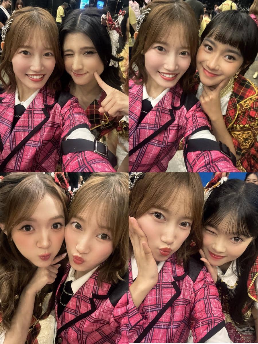 Sejumlah anggota JKT48 dan AKB48 berpose bersama di panggung Meet and Greet Festival Ayo Senyumlah.