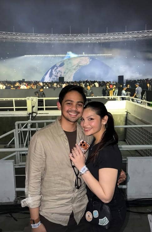 Tengku Nadirah bersama suami mengabadikan momen saat menyaksikan konser Ye di Jakarta melalui unggahan Instagram.