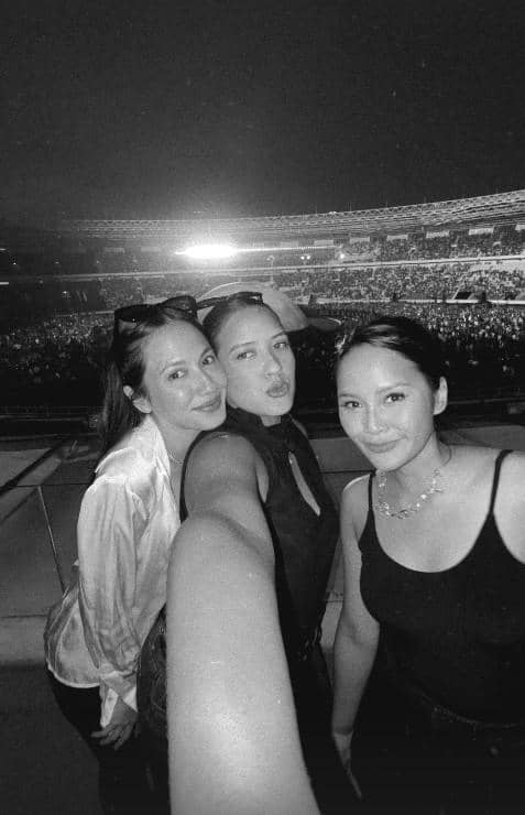 Pevita Pearce bersama para sahabat di tengah suasana menonton konser Ye di Jakarta pada malam hari.
