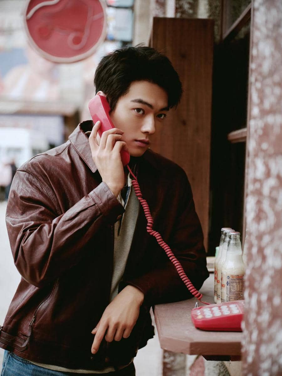 Potret aktor Xu Kai dengan tatapan mengarah ke kamera, diunggah melalui akun Instagram @sosoalive7.