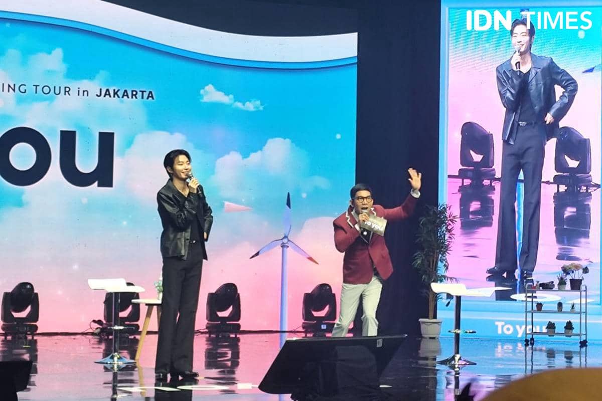 Hwang In Youp tampil di panggung fanmeeting Jakarta 2026 di Jakarta Concert Hall, MNC Center, pada 24 Oktober 2026.