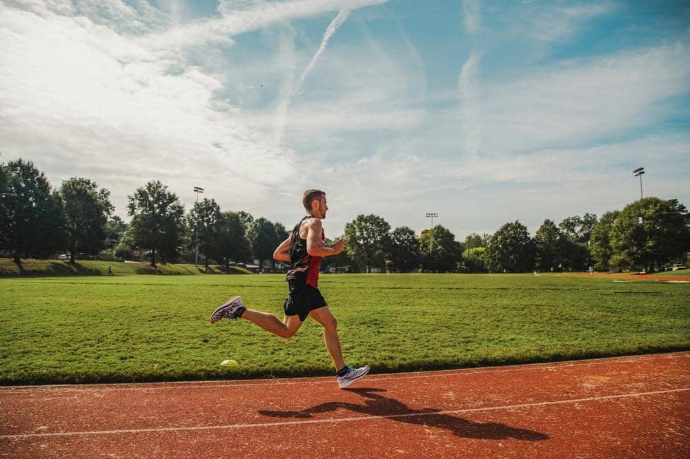 Seorang peserta marathon sedang berlatih