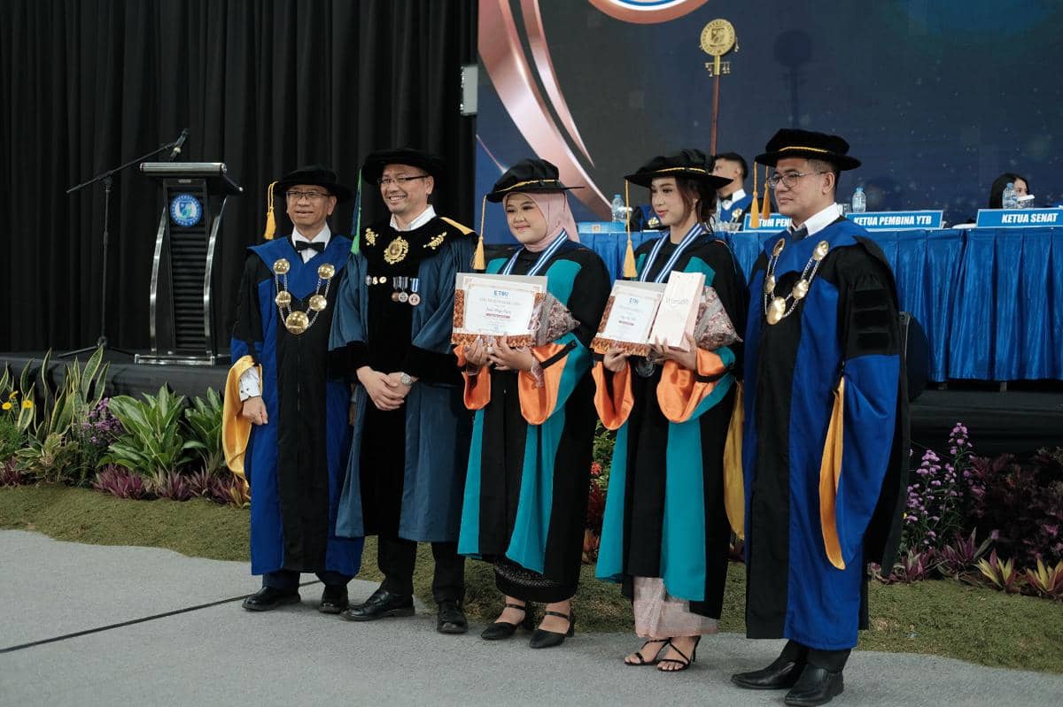 Foto Utama - Prosesi Penyerahan Penghargaan kepada Wisudawan Terbaik Taruna Bakti University.JPG