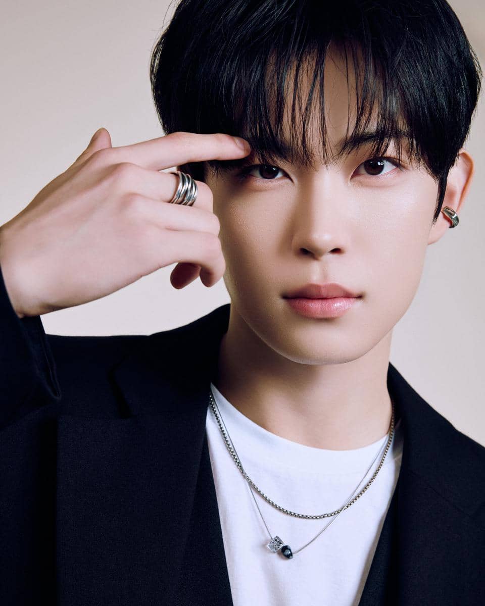 Potret Geonwoo, anggota ALPHA DRIVE ONE, yang dibagikan melalui akun Instagram resmi grup musik tersebut.