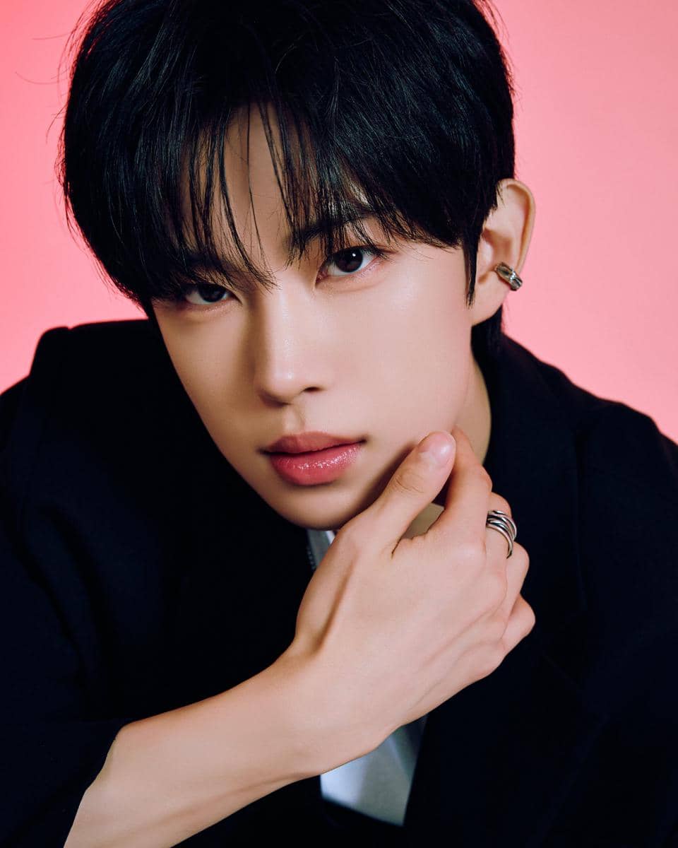 Potret Geonwoo dari ALPHA DRIVE ONE dalam unggahan akun Instagram resmi grup, menatap kamera dengan ekspresi tenang.