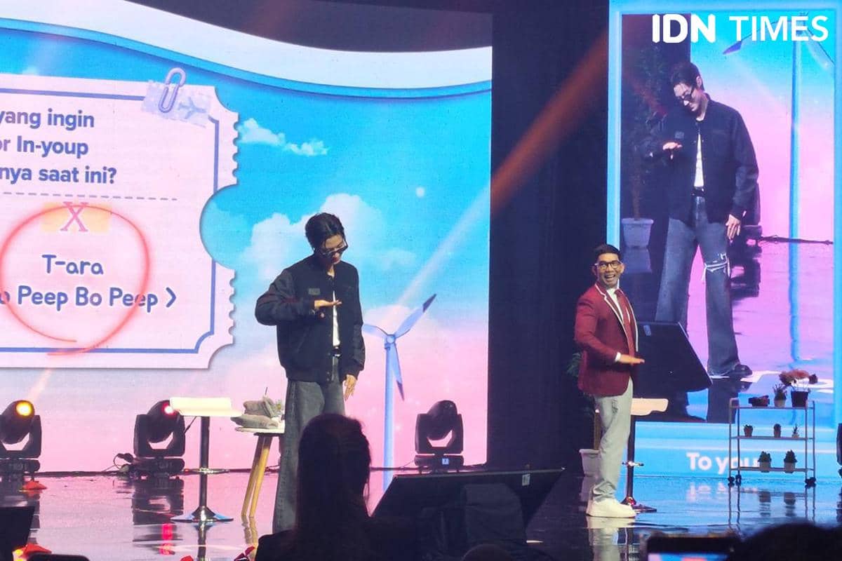 Hwang In Youp berjoget di atas panggung saat fanmeeting di Jakarta Concert Hall, MNC Center, Jakarta.