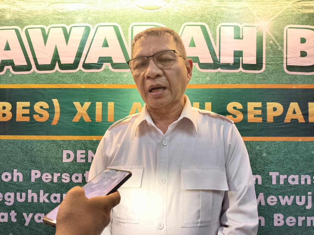 Husni berdiri bersama peserta Mubes XII Aceh Sepakat setelah kembali terpilih memimpin organisasi tersebut.