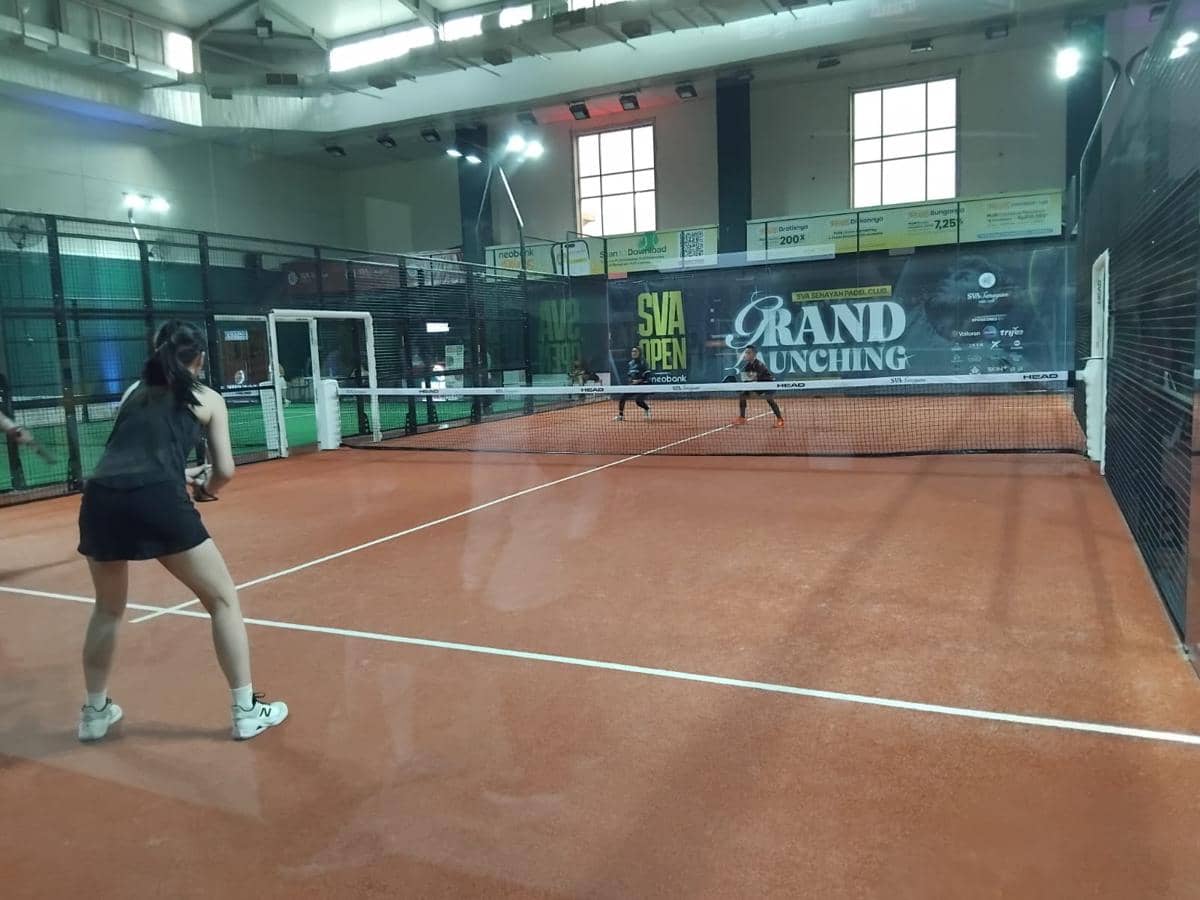 Para pemain padel bertanding di lapangan SVA Padel Club yang menjadi ruang olahraga dan sosialisasi komunitas.