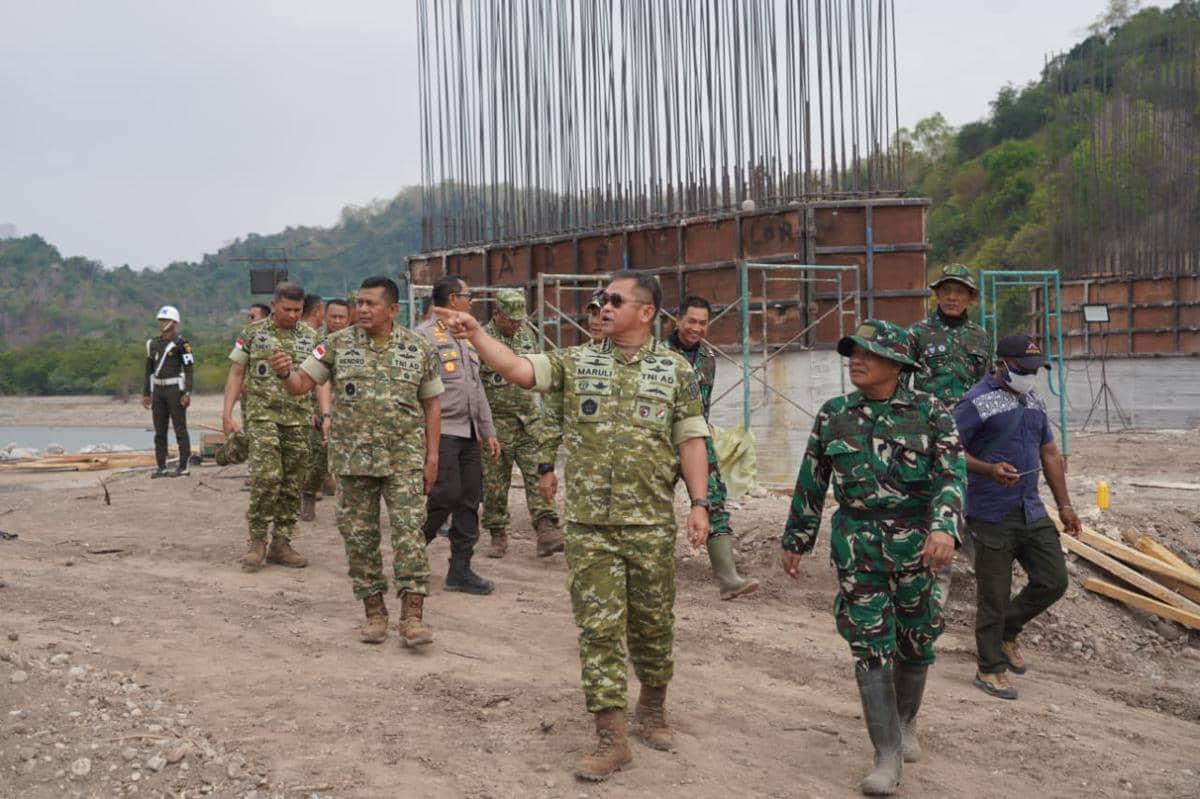 Wakil Panglima TNI Jenderal TNI Maruli Simanjuntak meninjau langsung pembangunan jembatan di Kupang.