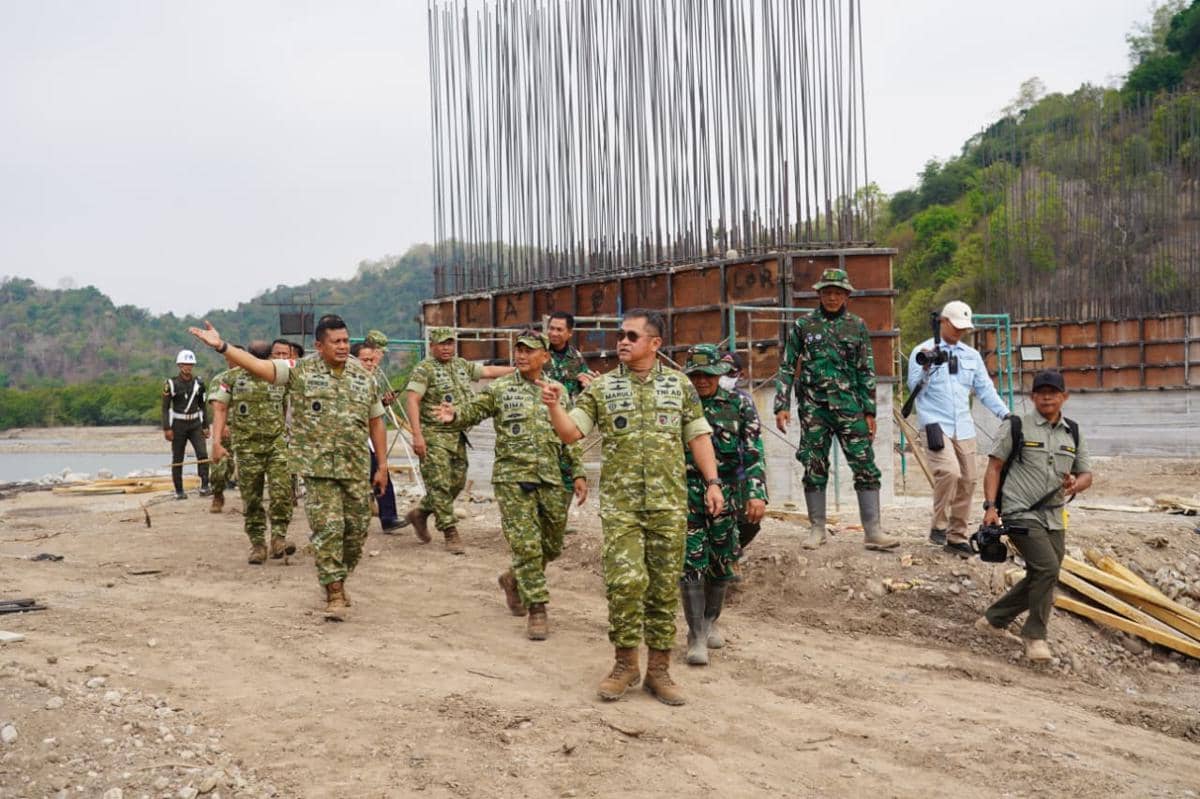 Wakil Panglima TNI Jenderal TNI Maruli Simanjuntak meninjau pembangunan jembatan di Kupang bersama personel.