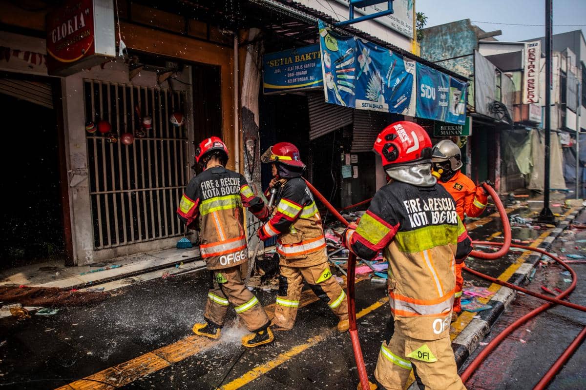 Petugas pemadam kebakaran berupaya memadamkan api selama 11 jam dalam penanganan kebakaran di lokasi.