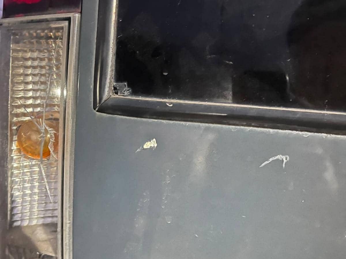 Mobil patroli Polres Minsel terlihat mengalami kerusakan akibat lemparan batu warga pada Sabtu, 24 Oktober 2026.