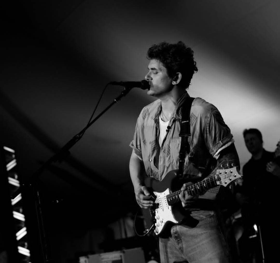 potret John Mayer menyanyi di atas panggung 