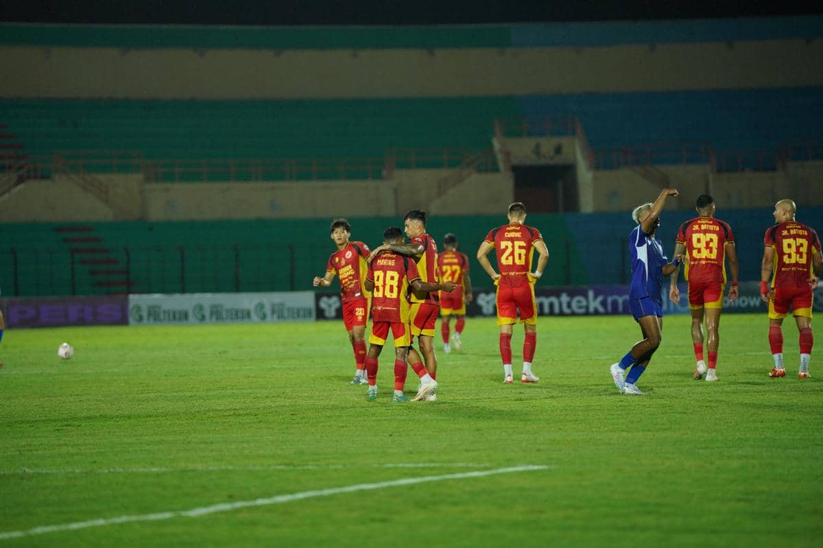 Para pemain Persiku Kudus dan Semen Padang FC bertanding dalam laga sepak bola di lapangan stadion.