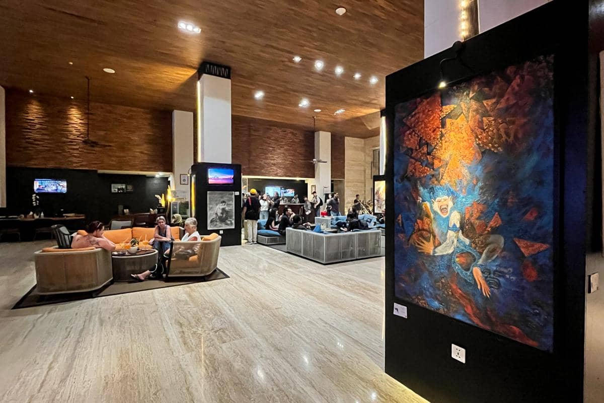 salah satu karya Komunitas Seni Mangurupa di area lobi Pullman Bali Legian Beach (dok.pribadi/Natalia Indah)