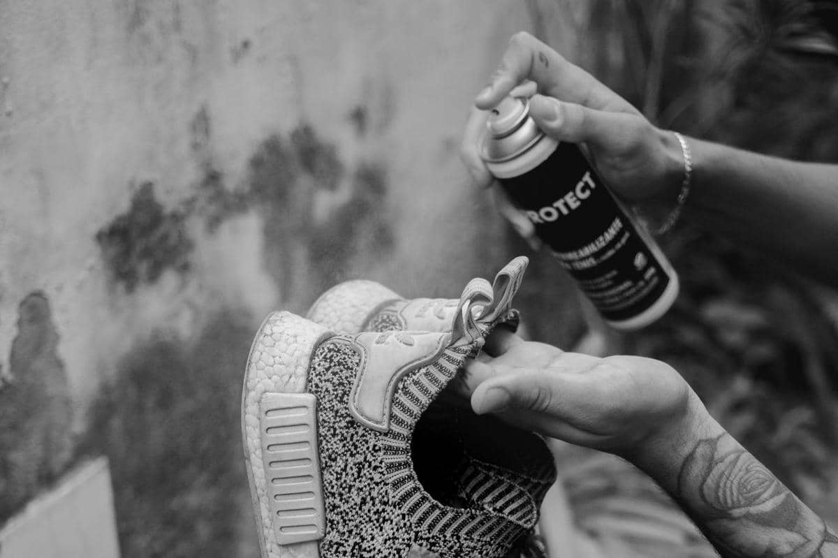 ilustrasi shoe stretch spray