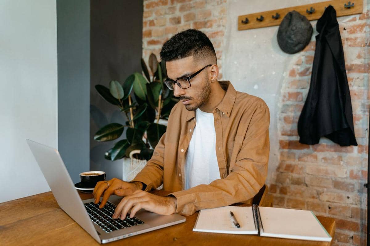 Bekerja dengan laptop