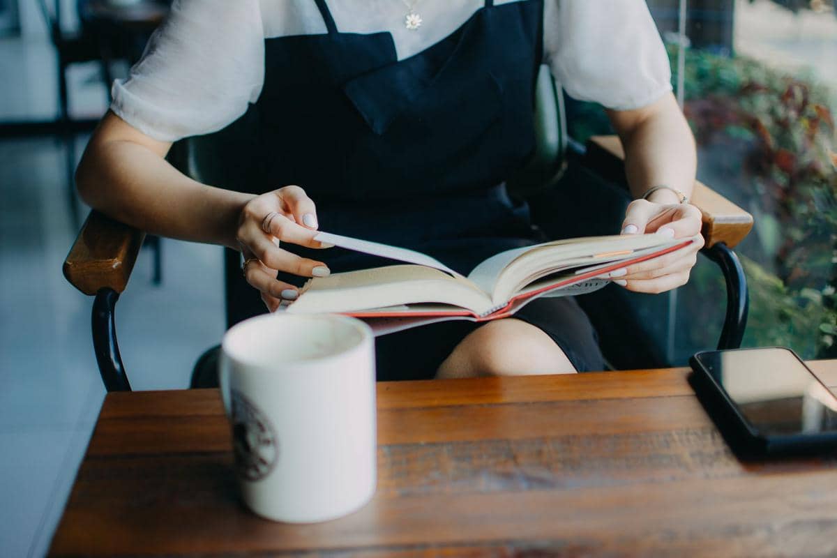 membaca buku dengan santai