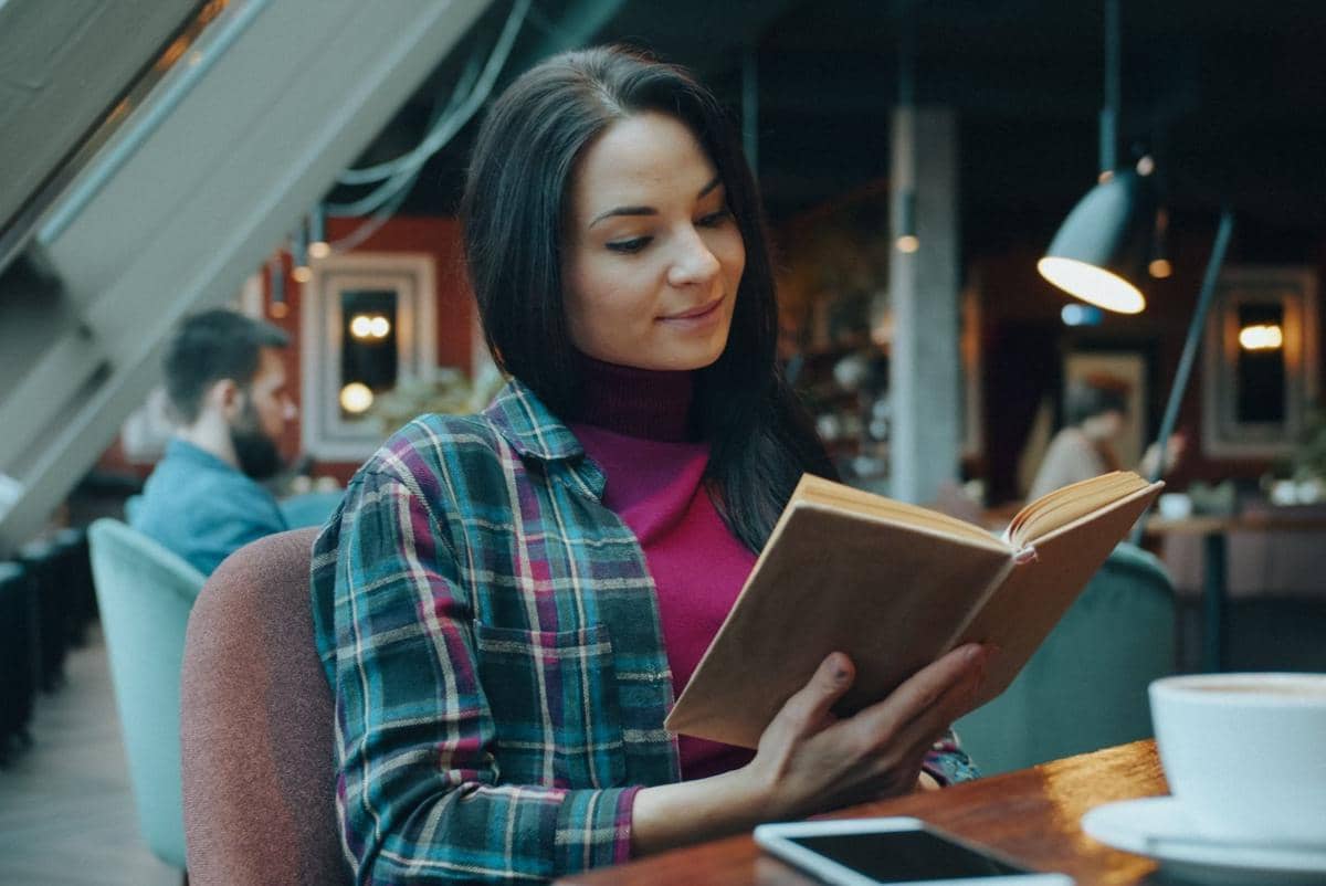 membaca buku dengan santai 