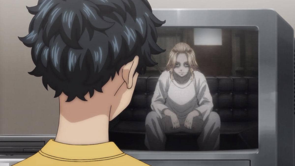 Takemichi menatap layar sambil menyaksikan rekaman Mikey dengan serius dalam anime Tokyo Revengers season 4.