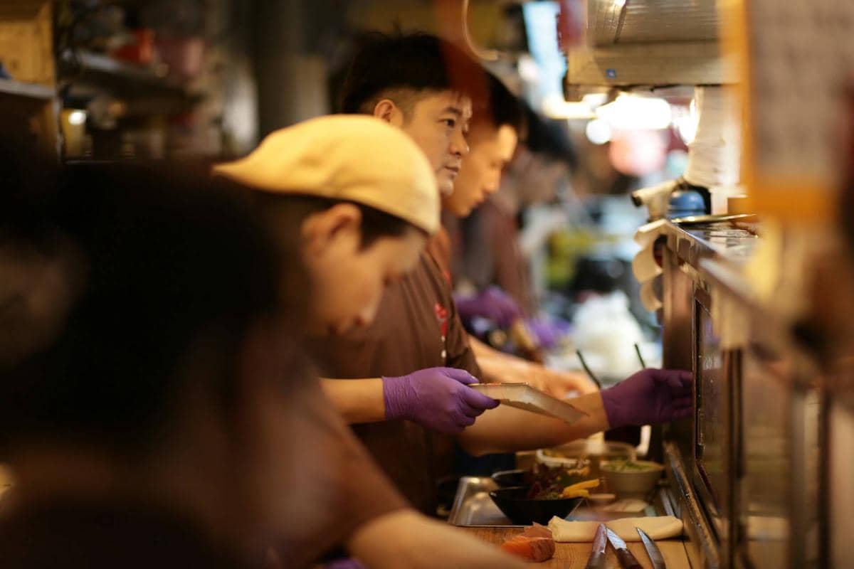 ilustrasi warga China, karyawan restoran di China, bisnis kuliner