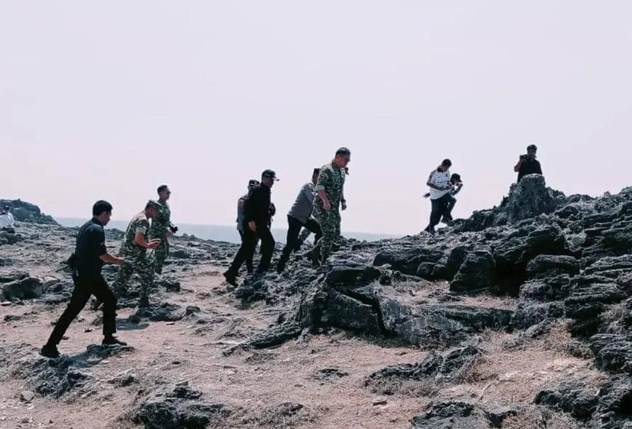 Wakil Panglima TNI Jenderal TNI Maruli Simanjuntak meninjau titik nol di Rote Ndao bersama rombongan.