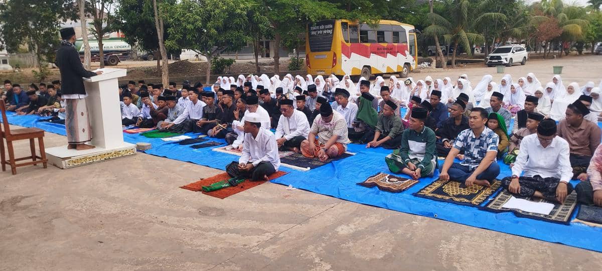Santri dan jamaah melaksanakan salat istisqa di PP Aulia Cendikia, Palembang, untuk memohon hujan saat kemarau.