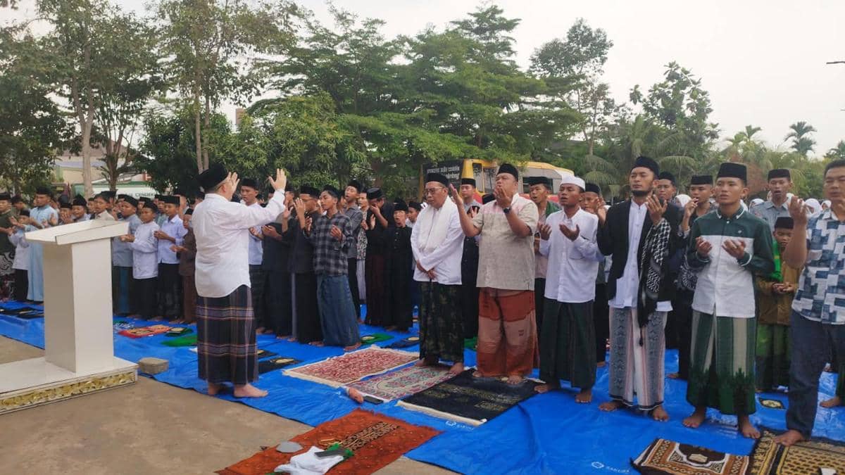 Puluhan santri dan jamaah mengikuti salat istisqa berjemaah di Pondok Pesantren Aulia Cendikia, Palembang.