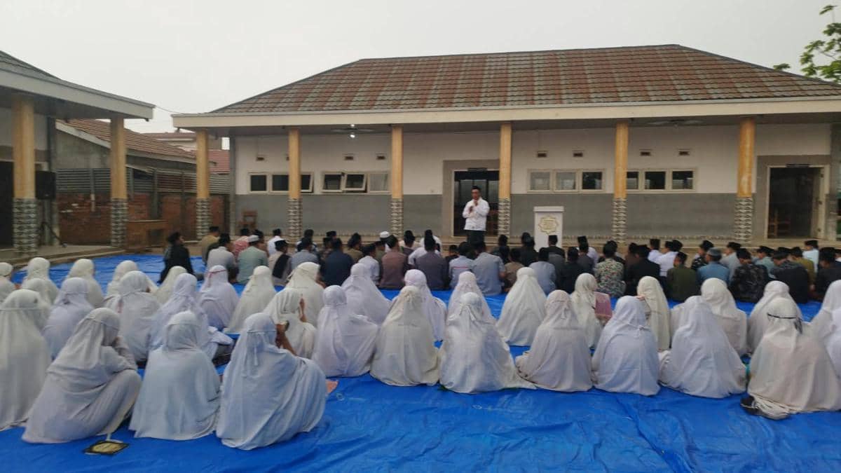 Puluhan santri dan jamaah menunaikan salat istisqa di PP Aulia Cendikia, Palembang, untuk memohon hujan saat kemarau.