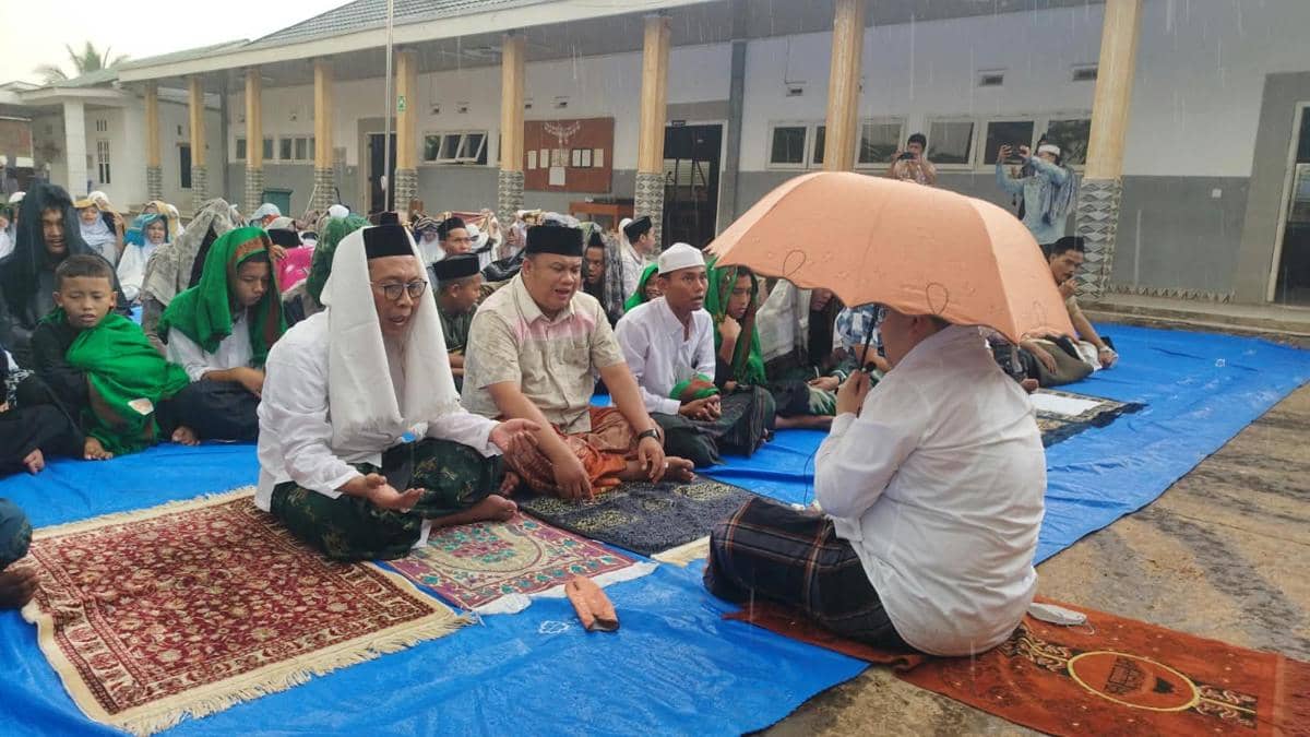 Santri Salat Istisqa di Ponpes Aulia Cendikia, Hujan Mulai Turun di Palembang