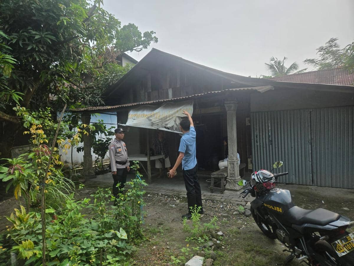 Polisi melakukan olah TKP di dalam rumah Yuni dengan memeriksa area kejadian sebagai bagian dari penyelidikan.