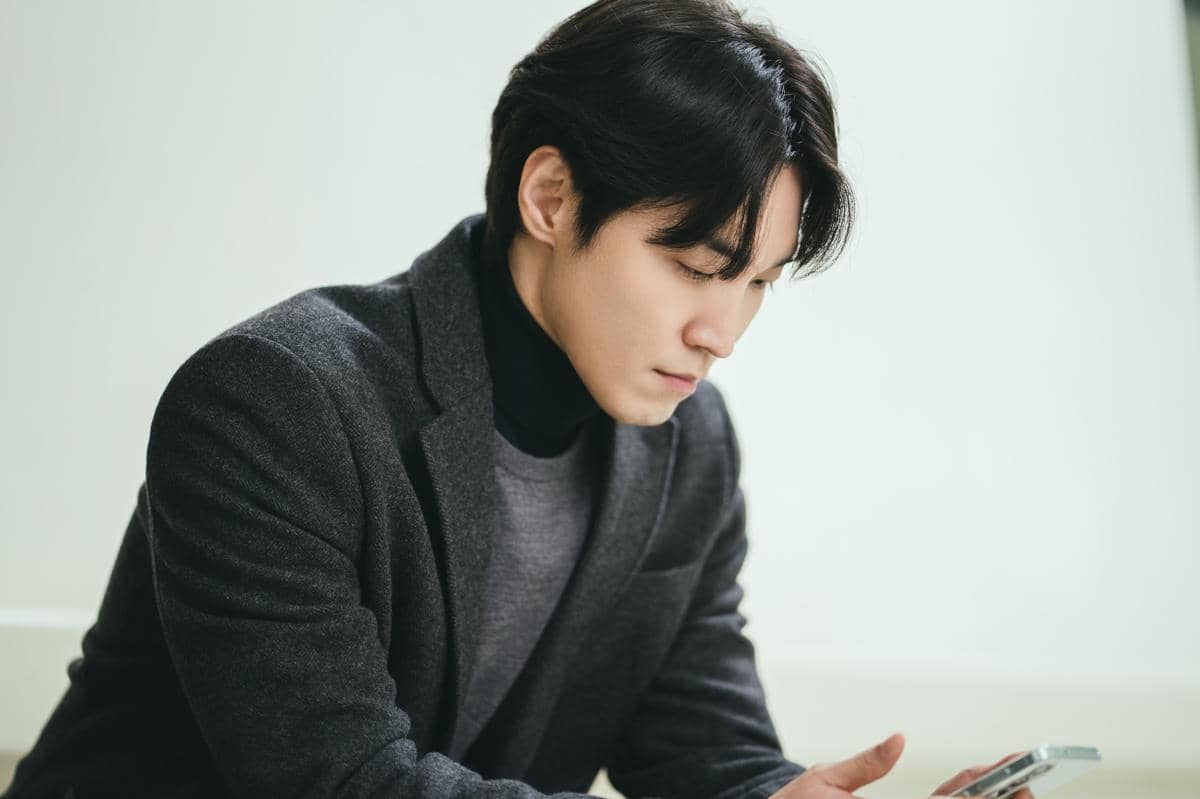 Cuplikan adegan drama Between Steps yang dibagikan melalui akun Instagram scenaent_official dalam unggahan promosi.