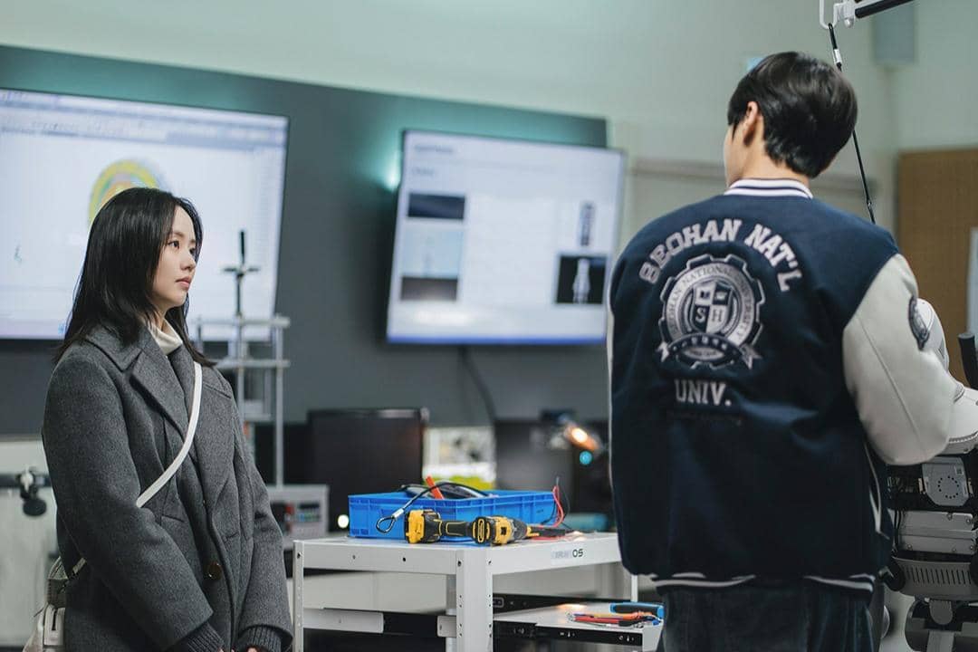 Cuplikan drama Between Steps dari akun Instagram ENA Drama yang menampilkan adegan para pemeran dalam serial tersebut.