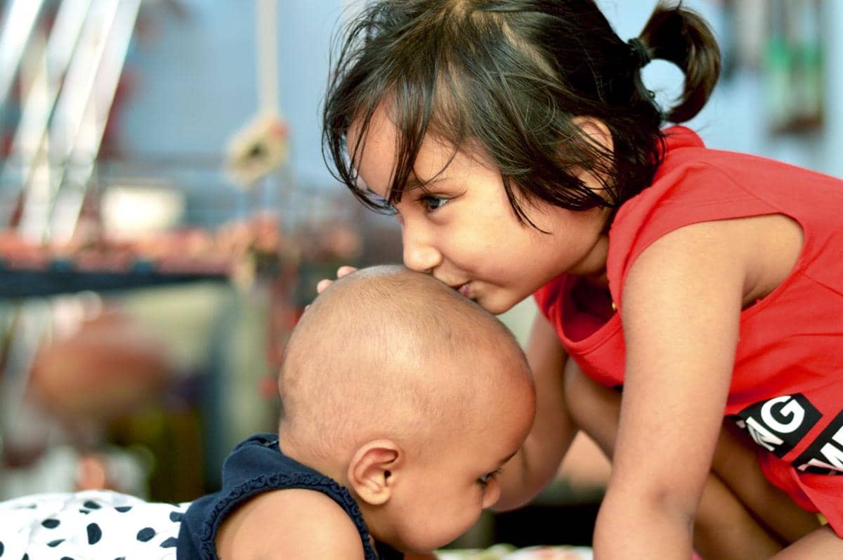 Menghapus Anggapan Adik adalah Beban Kakak, Perlu Peran Ortu