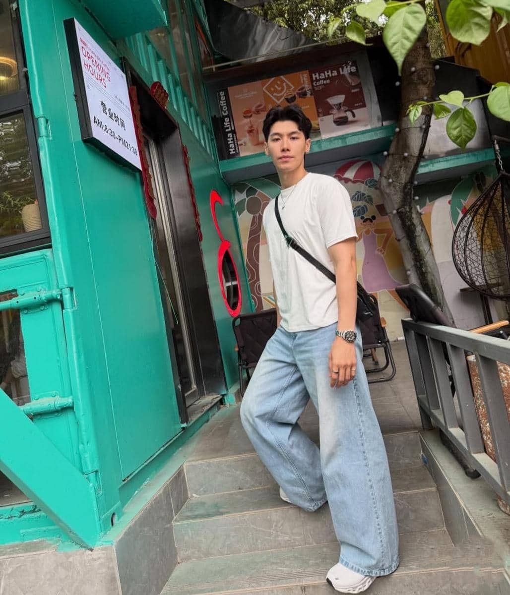 Pod Suphakorn mengenakan atasan putih dalam potret OOTD yang dibagikan melalui akun Instagram pribadinya.