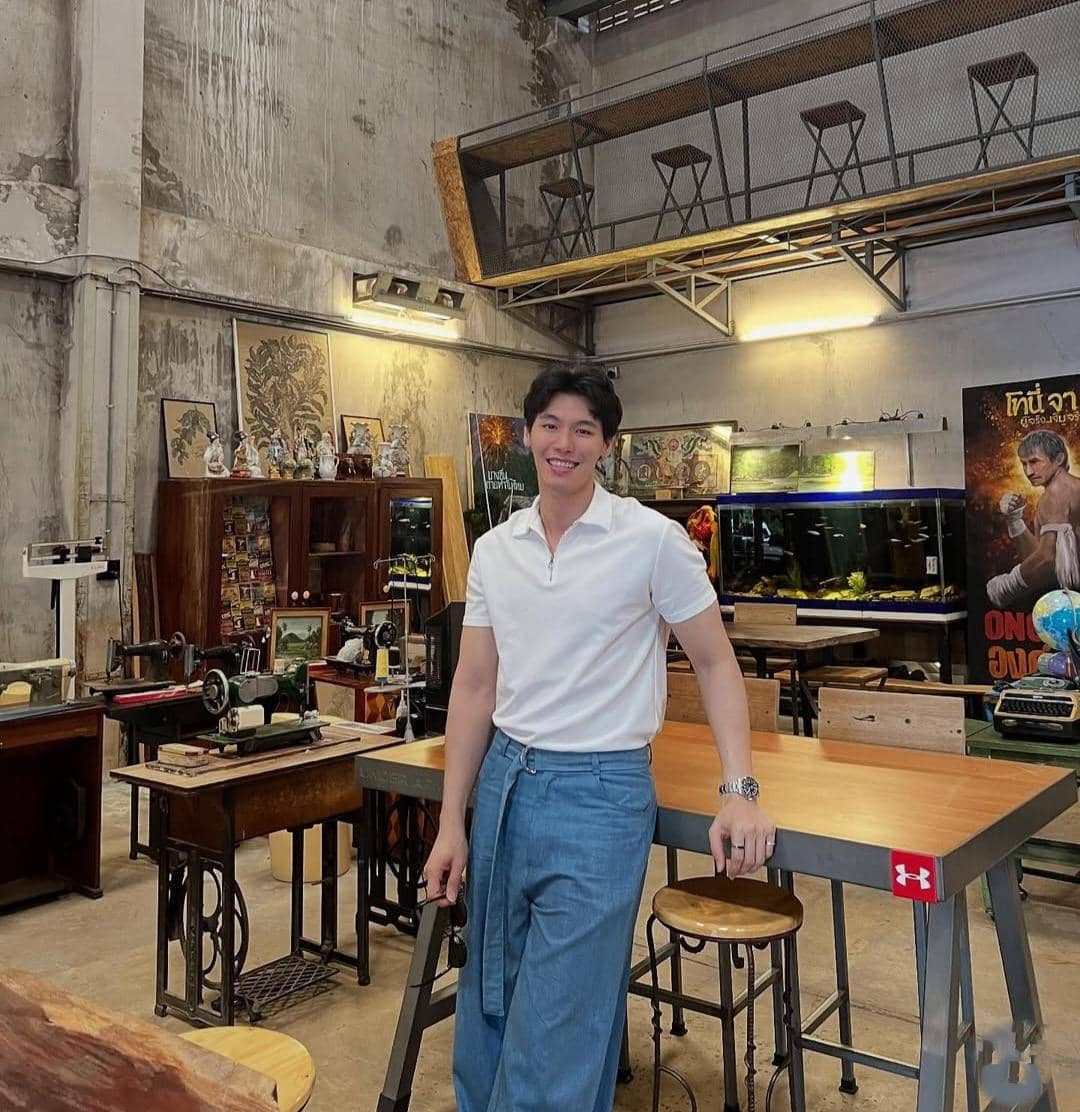Pod Suphakorn tampil dengan atasan putih dalam gaya OOTD kasual yang dibagikannya di akun Instagram pribadinya.