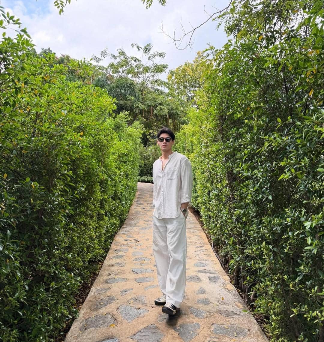 Pod Suphakorn mengenakan atasan putih dalam potret OOTD yang dibagikan melalui akun Instagram pribadinya.