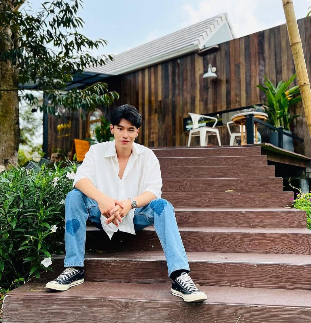 Pod Suphakorn mengenakan atasan putih dalam potret OOTD yang diunggah melalui akun Instagram pribadinya.