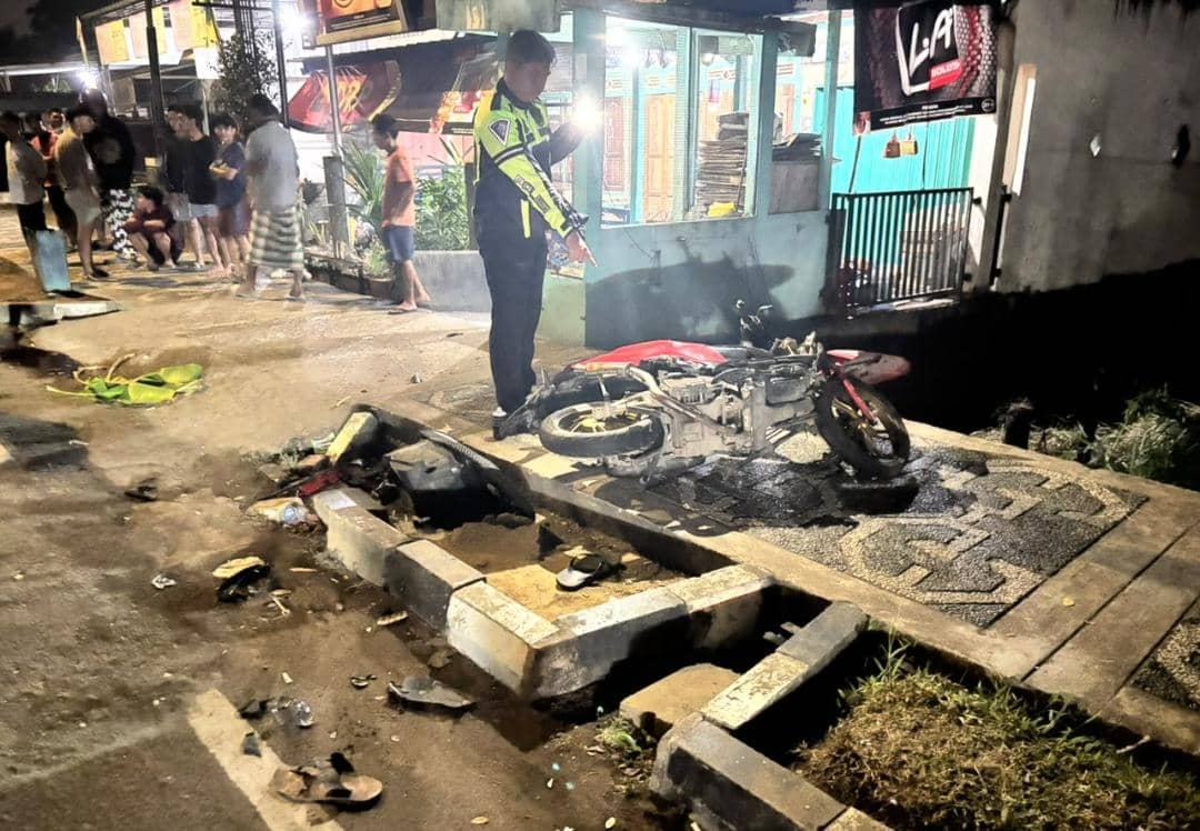 Personel Sat Lantas Polres Muba memeriksa lokasi kecelakaan sepeda motor di jalan untuk keperluan olah TKP.